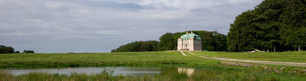 De Hermitage, een koninklijk jachtpaviljoen in Klampenborg van Denemarken. — Stockfoto