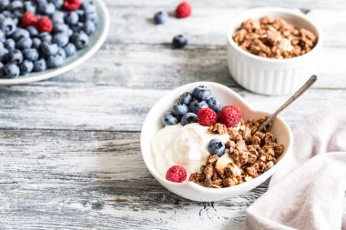 Yunan yoğurt, yaban mersini, ahududu ve granola beyaz bo