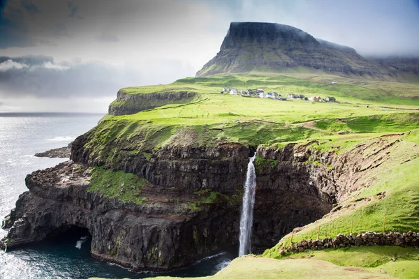 Gasadalur köyü ve güzel şelale. Vagar, Faroe Adaları, — Stok fotoğraf