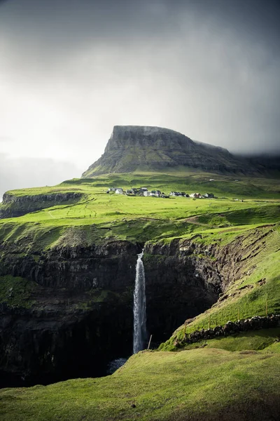 Pueblo de Gasadalur y hermosa cascada. Vagar, Islas Feroe , — Foto de Stock