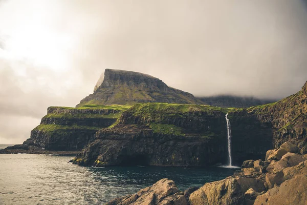 Gasadalur village and Beautiful waterfall. Vagar, Faroe Islands, — Stock Photo, Image