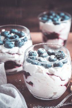 Yunan yoğurt ve krema, yaban mersini reçeli ve ev yapımı tatlı