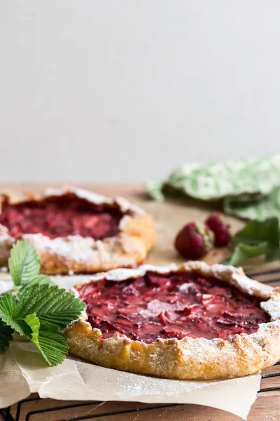 Erdbeergala, hausgemachte Backwaren, Gebäck, sommerliches Dessert — Stockfoto