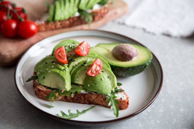 avokado ve lezzetli kepekli tost ile sağlıklı kahvaltı. S