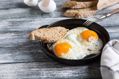 Yağda yumurta. Kızartma tavasındaki sahanda yumurtayı yakından izle.