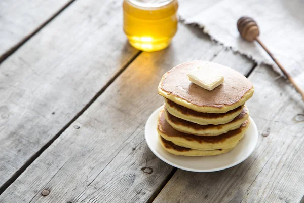 Sweet Homemade Stack of Pancakes with Butter and Honey for Break — Stock Photo, Image
