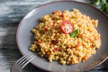 Ptitim veya Birdy, domates ve otlar ile İsrail makarna kuskus