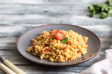 Ptitim veya Birdy, domates ve otlar ile İsrail makarna kuskus