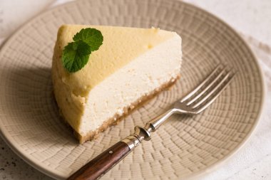 Beyaz Tabak ta Klasik New York Cheesecake Slice. Yakın çekim V