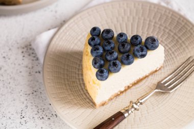 Beyaz Üzerinde Yaban Mersini ile Klasik New York Cheesecake Dilim