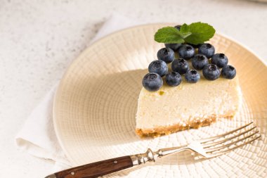 Beyaz Üzerinde Yaban Mersini ile Klasik New York Cheesecake Dilim