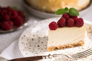 Beyaz Ahududu ile Klasik New York Cheesecake Dilim