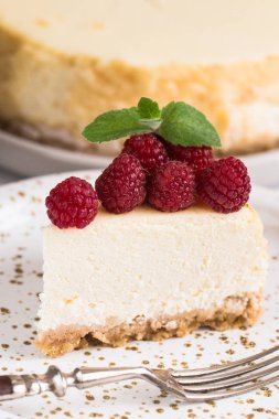 Beyaz Ahududu ile Klasik New York Cheesecake Dilim