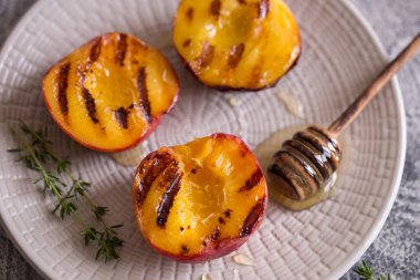 Yaz tatlısı: Ballı Olgun ızgara şeftali pişirme