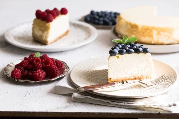 Slice of Classical New York Cheesecake med blåbær og rasp - Stock-foto