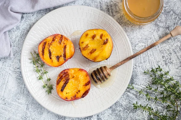 Summer dessert: Cooking Ripe grilled peaches with honey