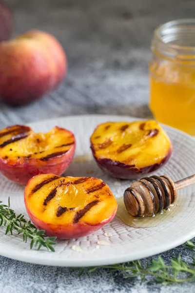 Summer dessert: Cooking Ripe grilled peaches with honey