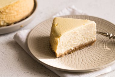 Beyaz Tabak ta Klasik New York Cheesecake Slice. Yakın çekim V