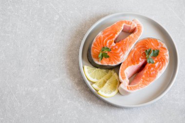 Taze balık. Limonlu taze somon bifteği.