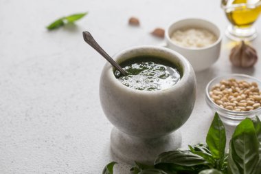Ev yapımı fesleğen pesto sos ve malzemeler. Vegan sağlıklı gıda.