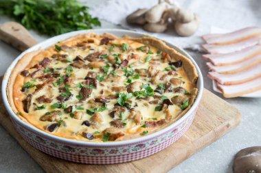 Tavuk, mantar, peynir ve bac ile ev yapımı quiche lorraine