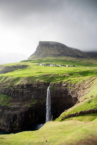 Aldeia Gasadalur e bela cachoeira. Vagar, Ilhas Faroé , — Fotografia de Stock