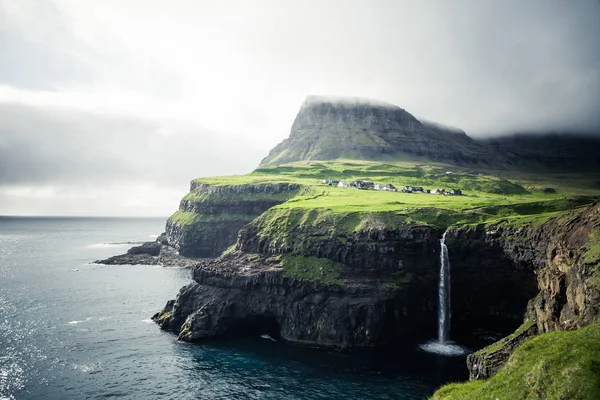 Pueblo de Gasadalur y hermosa cascada. Vagar, Islas Feroe , — Foto de Stock