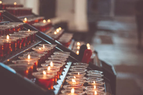 Candles in the Church. Votive prayer candles inside a catholic c — Stock Photo, Image