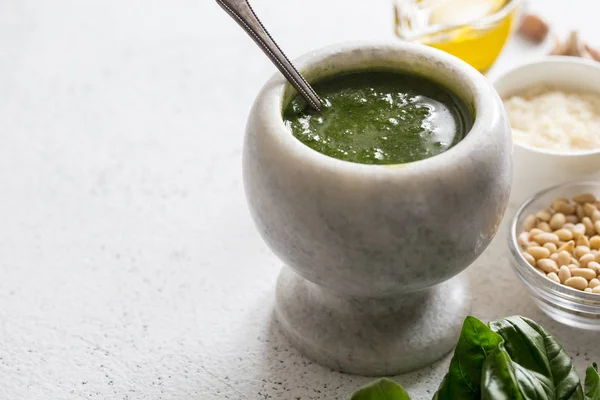 Homemade basil pesto sauce and ingredients. Vegan healthy food. — Stock Photo, Image