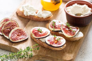 süzme peynir, incir ve bal ile ciabatta veya bruschetta. 