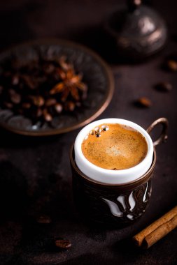 Eski mutfak masasında kahve fincanı ve fasulye. türk kahvesi 