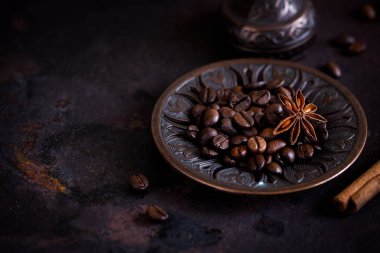 güzel bir tabakta taze kavrulmuş kahve çekirdekleri 