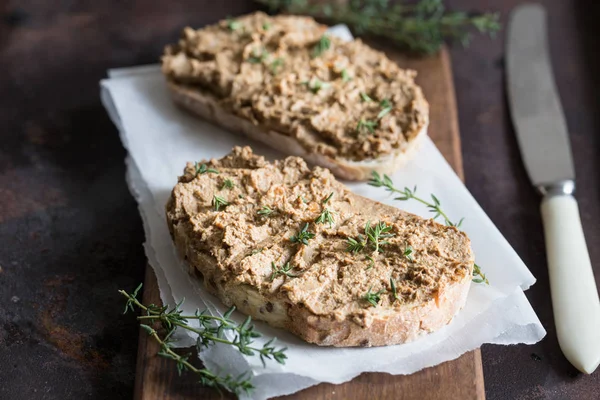 Свежий домашний куриный паштет с печенью. Куриный паштет печени на хлеб — стоковое фото