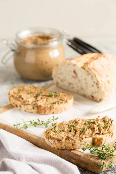 Paté de hígado de pollo casero fresco. Paté de hígado de pollo sobre pan — Foto de Stock