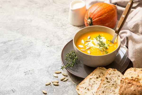 Pumpkin soup with pumpkin seeds, crisp bread and thyme — Stock Photo, Image