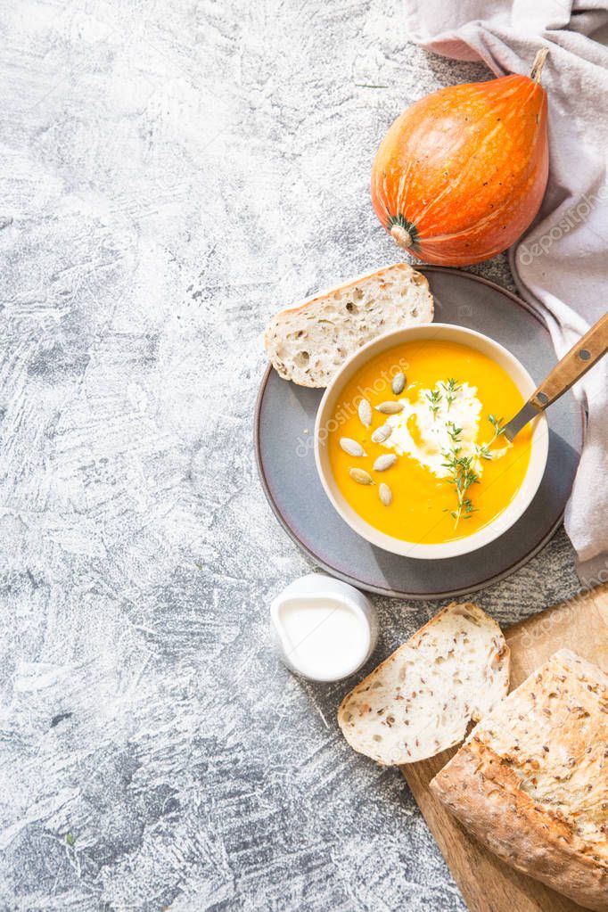 pumpkin soup with pumpkin seeds, crisp bread and thyme 