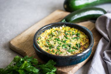 Peynir ve kabak ile fırında güveç.