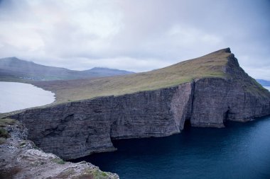 Faroe Adaları 'ndaki dramatik manzara. Faroe Adası 'nın doğası.
