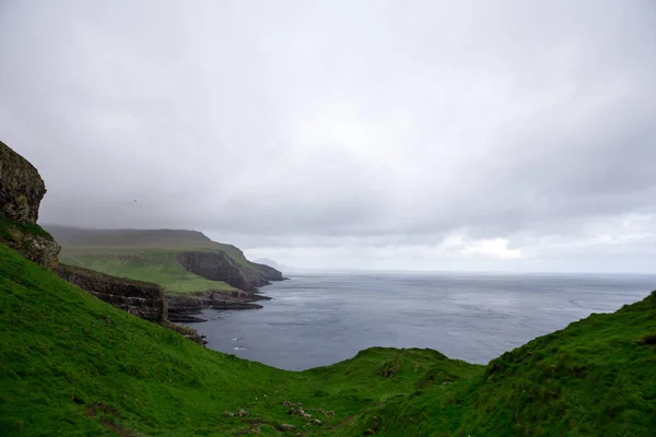 Paesaggio drammatico sulle Isole Faroe. La natura dell'Isola di Faroe — Foto Stock