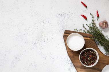 Baharatlar, şifalı otlar, ahşap kesme tahtası. Kesme tahtası