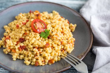 Ptitim veya Birdy, domates ve otlar ile İsrail makarna kuskus