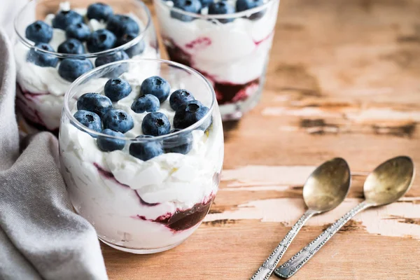 Hausgemachtes Dessert mit griechischem Joghurt und Sahne, Blaubeermarmelade und — Stockfoto