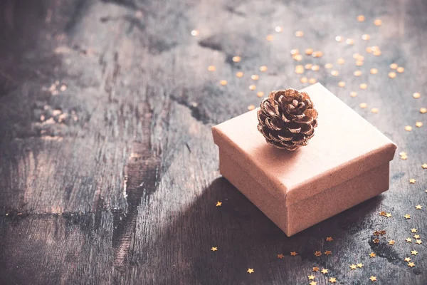 Caja de regalo en mesa de madera con espacio de copia, fondo de Navidad — Foto de Stock