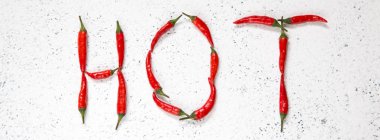 Kırmızı kırmızı kırmızı biber. Kırmızı biberden oluşan sıcak metin.