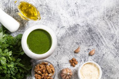 Ev yapımı maydanoz pesto sos ve malzemeler. Vegan sağlıklı gıda