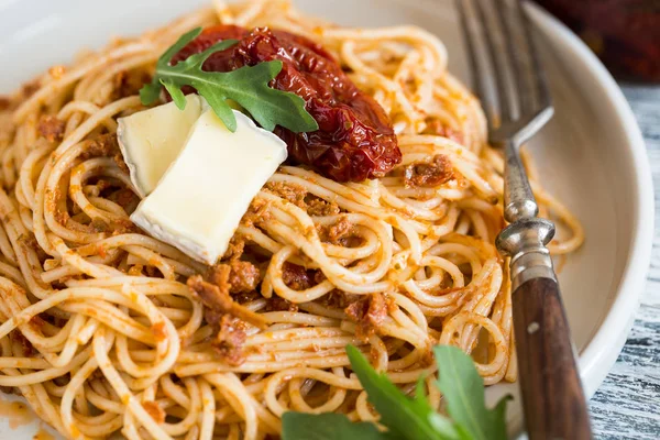 Італійська Паста з висушеним на сонці томатним песто і сиром.. — стокове фото