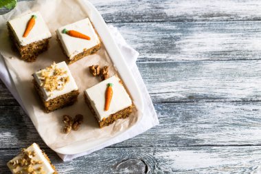 Havuçlu kek, cevizli, kremalı ve hafif arkaplanlı. Boyama. seçici odak /