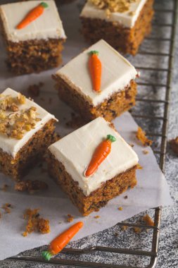 Havuçlu kek, cevizli, kremalı ve hafif arkaplanlı. Boyama. seçici odak /