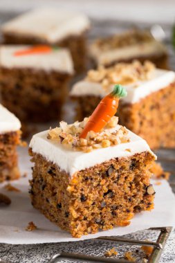 Havuçlu kek, cevizli, kremalı ve hafif arkaplanlı. Boyama. seçici odak /