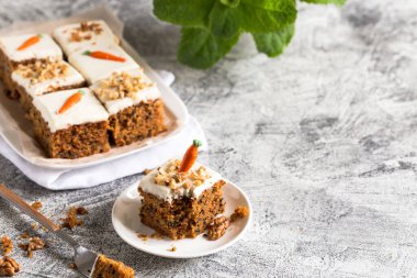 Havuçlu kek, cevizli, kremalı ve hafif arkaplanlı. Boyama. seçici odak /